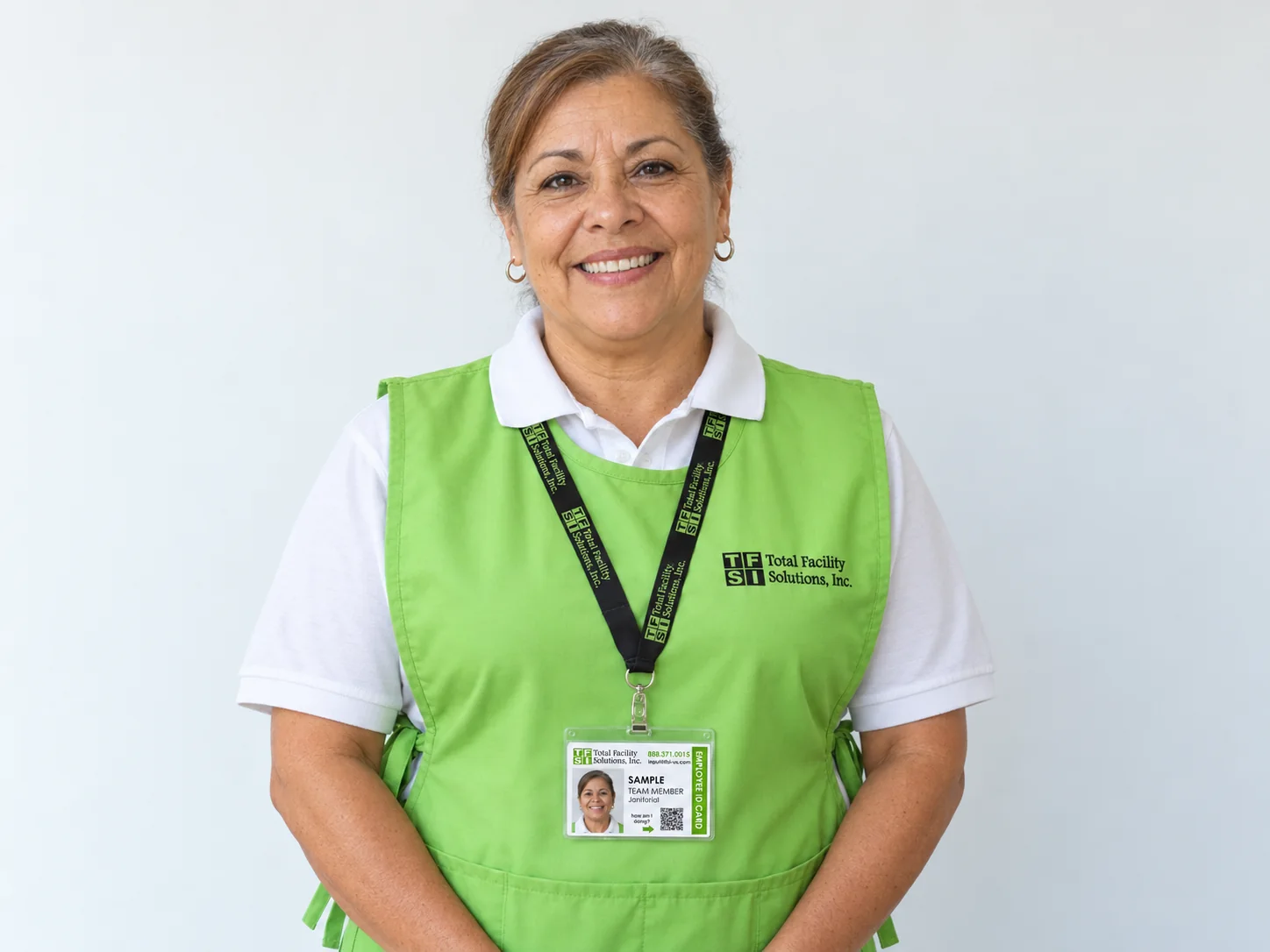 Ilustración de una integrante ficticia del equipo de TFS con uniforme que muestra una credencial de identificación con fotografía de muestra